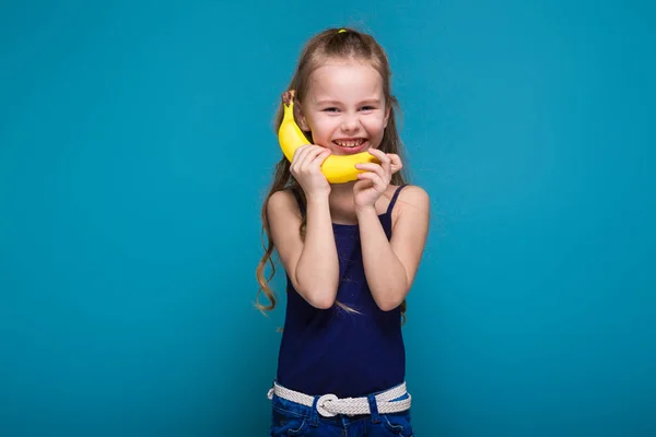 Roztomilá brunetka s banánem — Stock fotografie