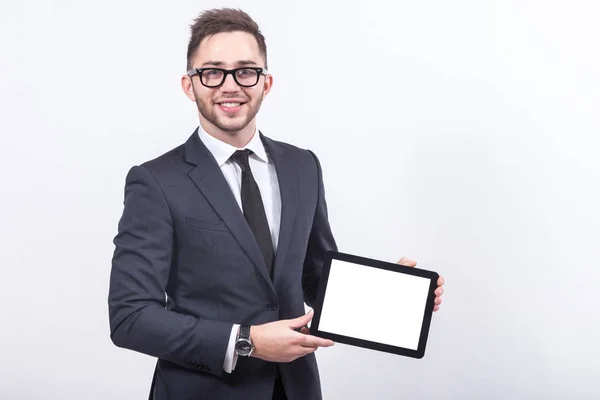 Jeune homme d'affaires avec tablette dans les mains — Photo