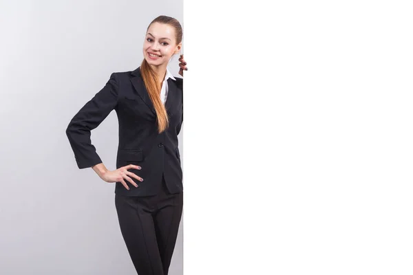 Jeune femme d'affaires à côté d'un tableau blanc — Photo