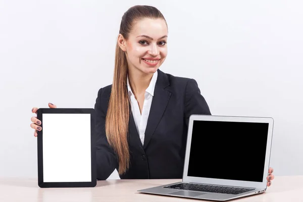 Empresaria con laptop y tablet en oficina — Foto de Stock