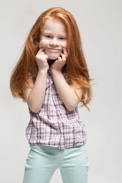 Menina ruiva bonito fazendo rostos — Fotografia de Stock