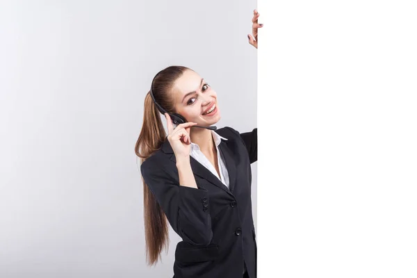 Jonge zakenvrouw met headset naast een whiteboard — Stockfoto