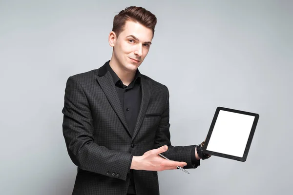 Jeune homme d'affaires tenant la tablette — Photo