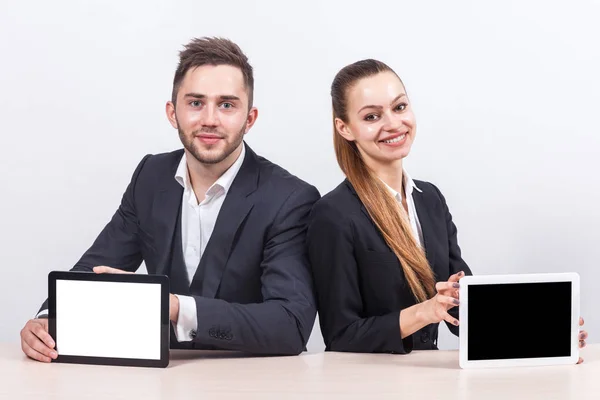 Jóvenes empresarios con dos tabletas — Foto de Stock