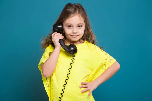 Χαριτωμένο μελαχρινή κοπέλα με ακουστικό τηλεφώνου — Φωτογραφία Αρχείου