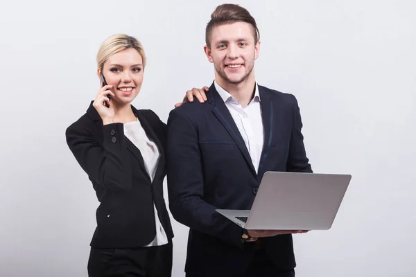 Homem de negócios e mulher com laptop — Fotografia de Stock