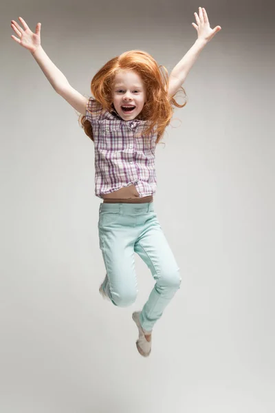 Roztomilá zrzka dívka, která skočila — Stock fotografie