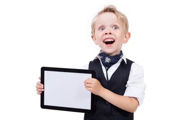 Шкільний хлопчик у костюмі з планшетом — стокове фото