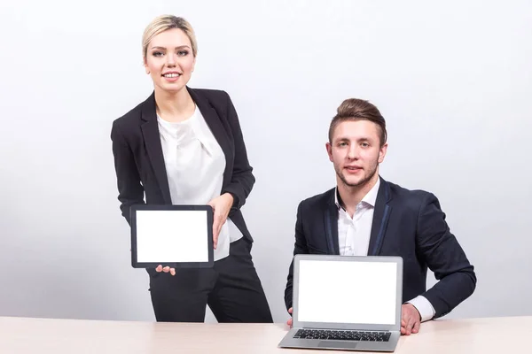 Jóvenes empresarios con tablet y laptop —  Fotos de Stock