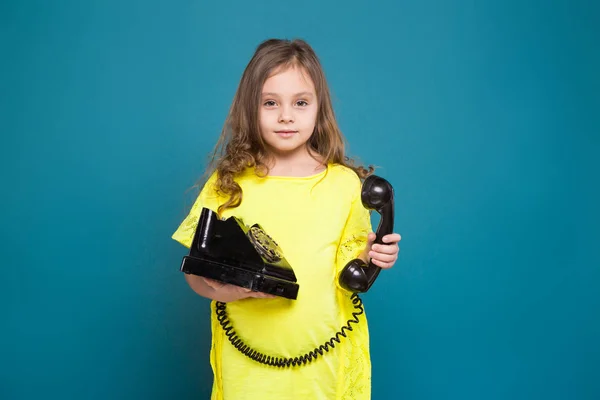 Roztomilá brunetka s telefonem — Stock fotografie