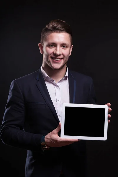 Jovem empresário segurando tablet — Fotografia de Stock