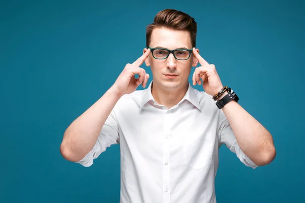 Jeune homme d'affaires sérieux beau dans des lunettes — Photo