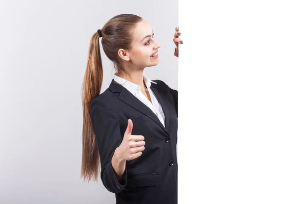 Jonge zakenvrouw naast een whiteboard — Stockfoto