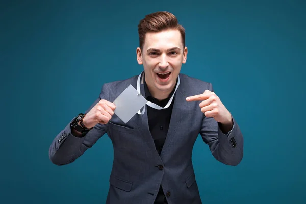 Joven hombre de negocios con insignia blanca vacía — Foto de Stock