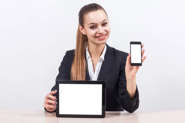 Empresaria con teléfono y tablet en oficina — Foto de Stock