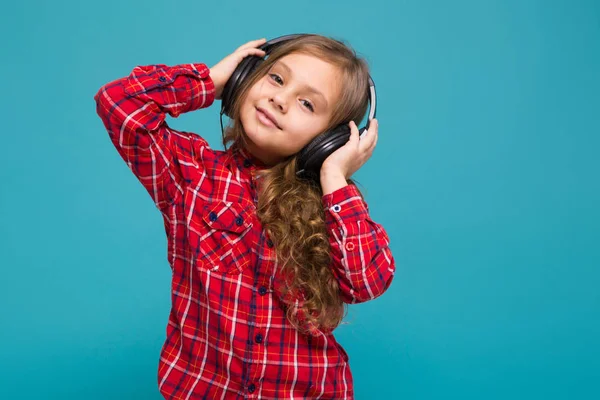 Linda chica morena en auriculares — Foto de Stock