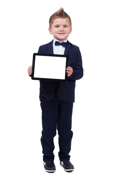 Niño de escuela en traje con tableta — Foto de Stock