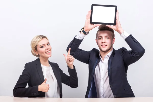 Jovens empresários com tablet digital — Fotografia de Stock