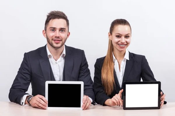 Jóvenes empresarios con dos tabletas — Foto de Stock