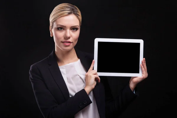 Junge Geschäftsfrau mit Tablet — Stockfoto