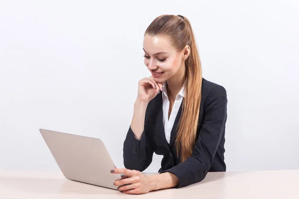 Empresária trabalhando em um laptop no escritório — Fotografia de Stock