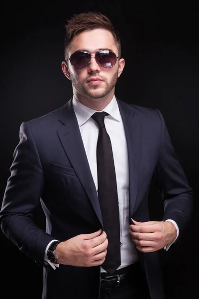 Selbstbewusster Geschäftsmann mit Sonnenbrille — Stockfoto