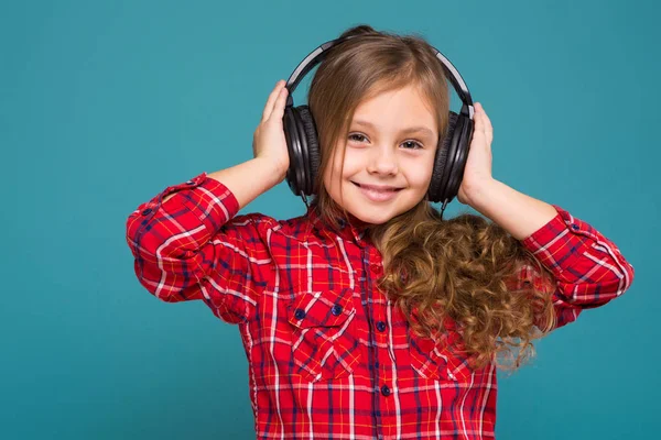 Linda chica morena en auriculares — Foto de Stock