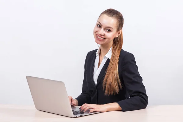 Businesswoman working on a laptop in office — Stock Photo, Image