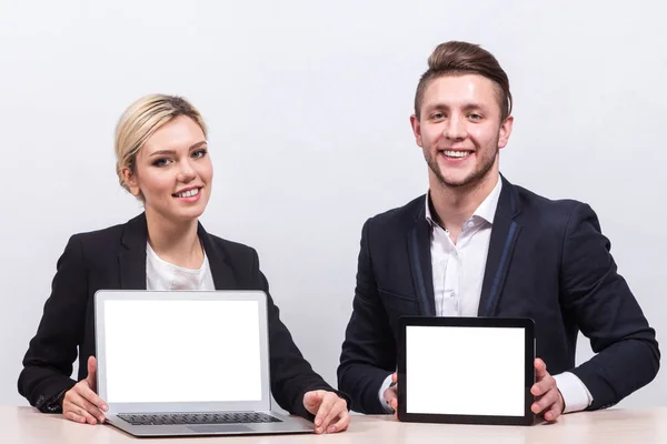 Jovens empresários com tablet e laptop — Fotografia de Stock