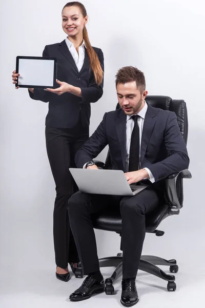 Fiatal üzletemberek laptop és tabletta — Stock Fotó