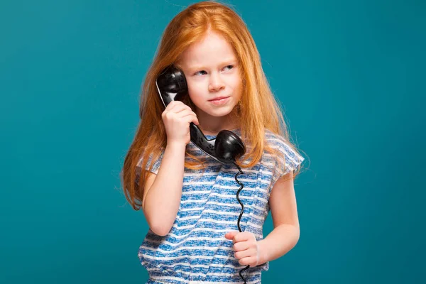 Mignonne rousse fille avec téléphone combiné — Photo