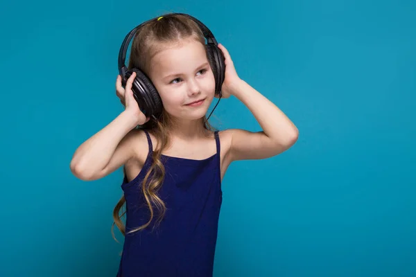 Linda chica morena en auriculares — Foto de Stock