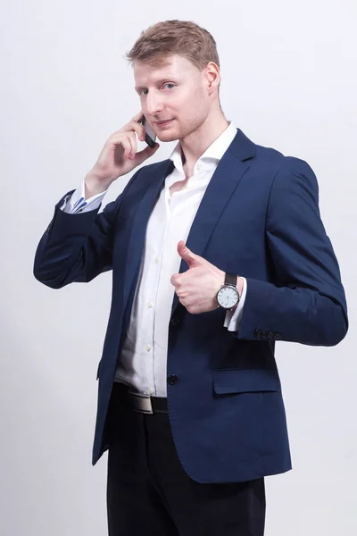 Jeune homme d'affaires parlant au téléphone — Photo