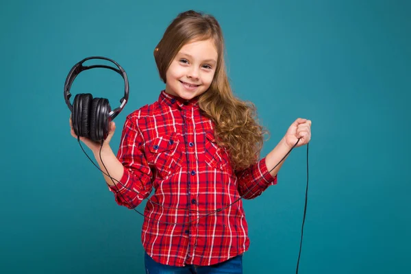 Cute brunette dziewczyna w słuchawkach — Zdjęcie stockowe
