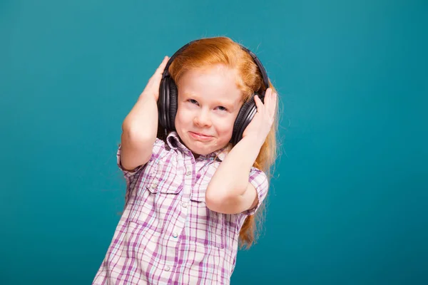 Linda chica pelirroja en los auriculares — Foto de Stock