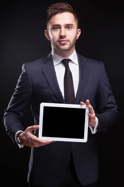 Joven Empresario con tablet en las manos — Foto de Stock