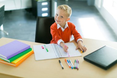 Ofiste genç çocuk çizer