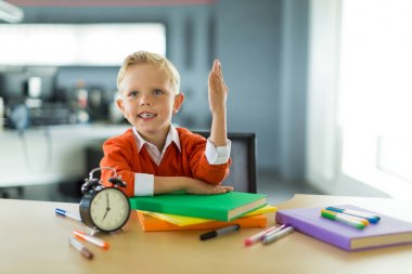 Genç çocuk ofiste masada oturur
