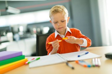 Ofiste genç çocuk çizer