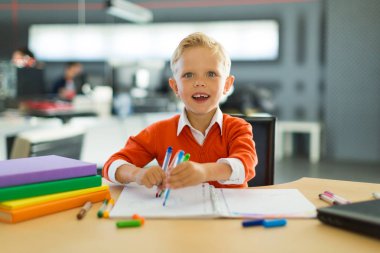 Ofiste genç çocuk çizer