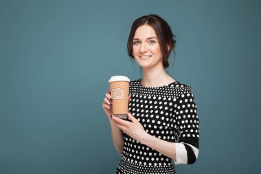 güzel bir kadınla kahve fincanı