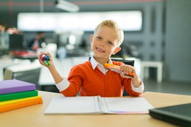 Ofiste genç çocuk çizer