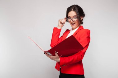 Belgeleri elinde olan güzel kadın