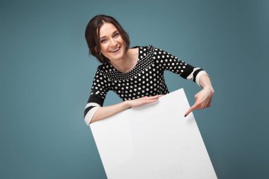 Boş posteri ile iyi görünümlü kadın