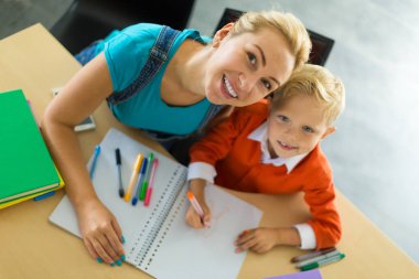 Sevimli çocuk ve kadın ofiste masa