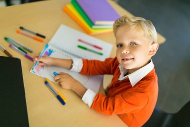 Ofiste genç çocuk çizer