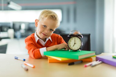 Genç çocuk ofiste masada oturur