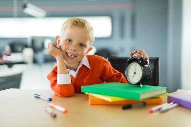 Genç çocuk ofiste masada oturur