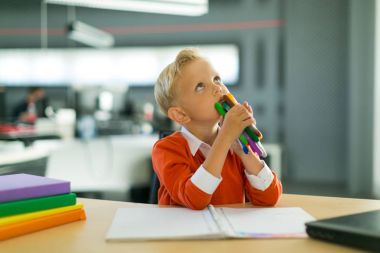 Ofiste genç çocuk çizer