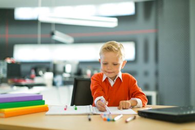 Ofiste genç çocuk çizer